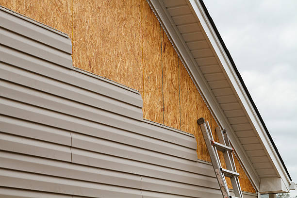 Professional Vinyl Siding technician working in Oakdale, MN